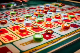 Meja Sic Bo dengan tiga dadu dan berbagai pilihan taruhan di platform miniclip